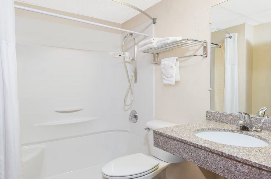 More Photos Of 4701 10th St, Great Bend Hotel For Sale