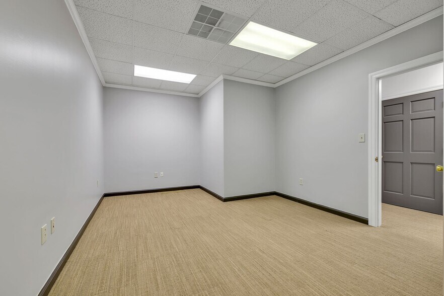 More Photos Of 229 Ward Cir, Brentwood Office For Sale