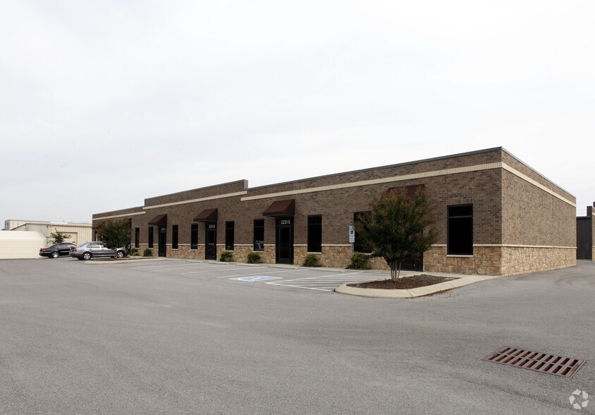 Primary Photo Of 2231 NW Broad St, Murfreesboro Showroom For Lease