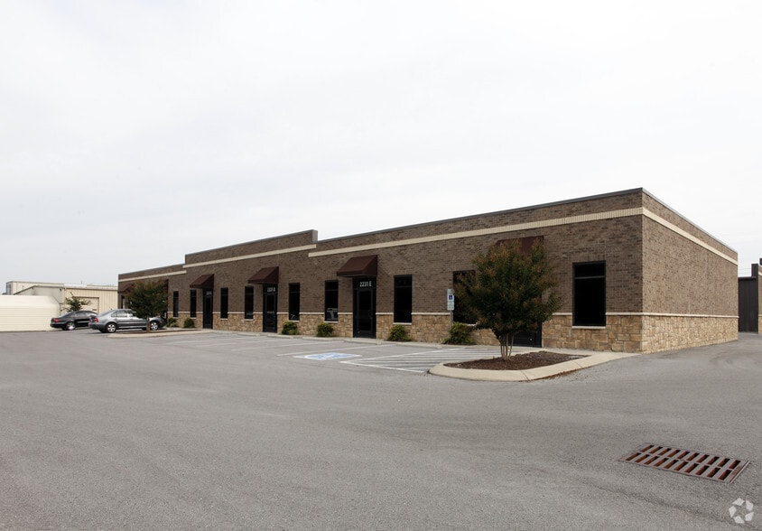 Primary Photo Of 2231 NW Broad St, Murfreesboro Showroom For Lease