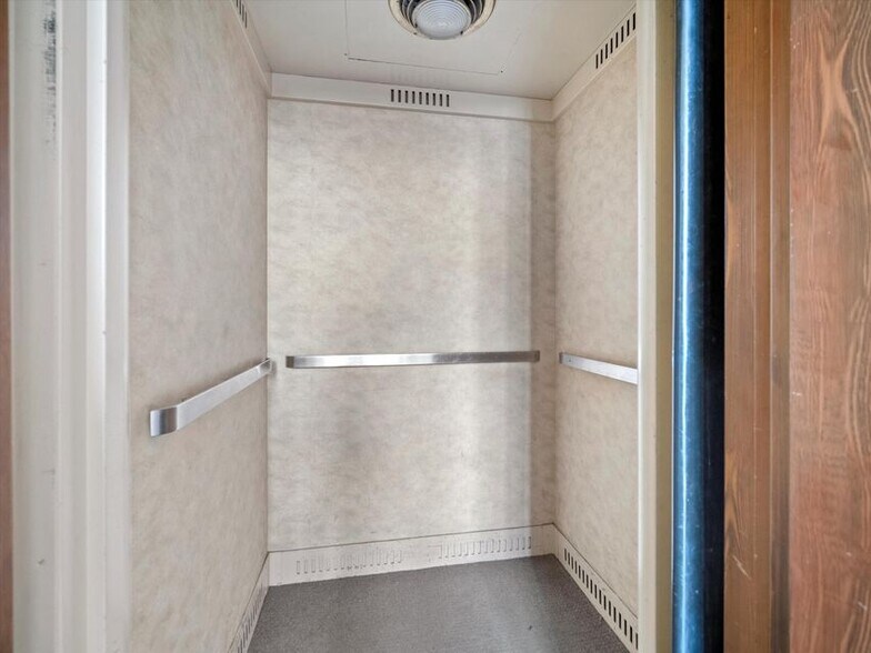 More Photos Of 921-931 8th St, Manitowoc Office For Lease