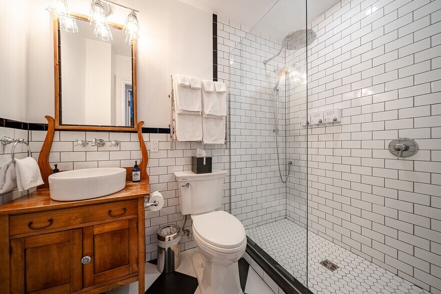 More Photos Of 343 Main St E, Picton Hotel For Sale