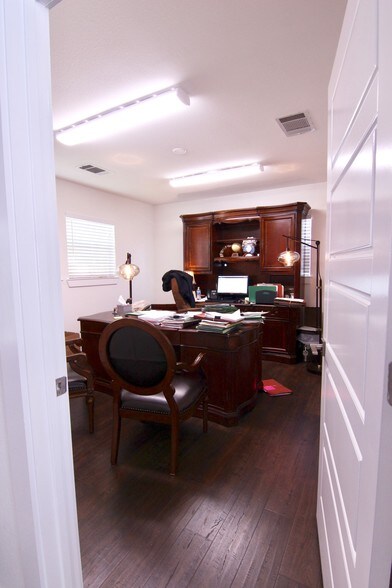 More Photos Of 910 E Cesar Chavez St, Austin Office For Lease