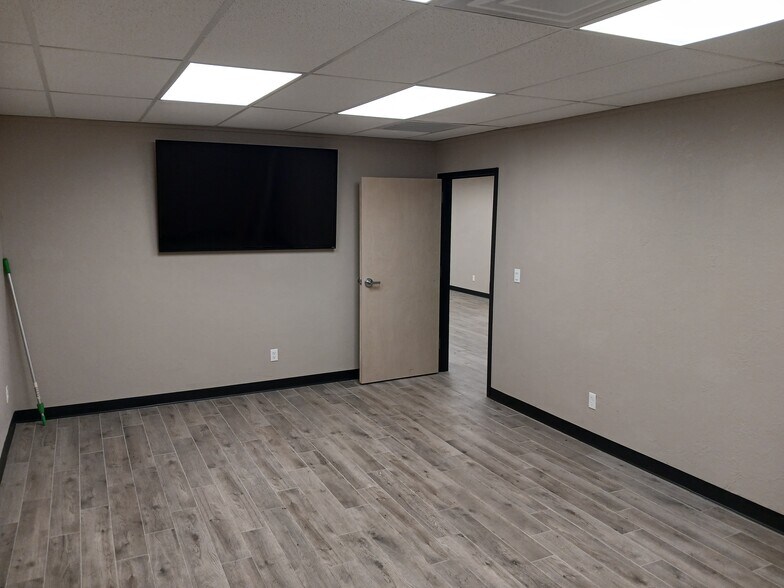 More Photos Of 4229 Royal Ave, Oklahoma City Flex For Lease