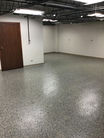 More Photos Of 435 W 194th St, Glenwood Manufacturing For Lease