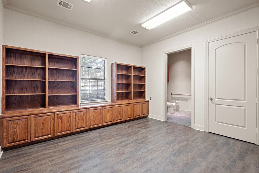 More Photos Of 9480-3 Huebner Rd, San Antonio Medical For Lease