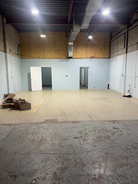 More Photos Of 2455 Cawthra Rd, Mississauga Light Distribution For Lease