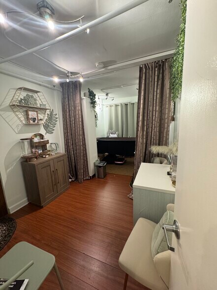 More Photos Of 25 S Washington St, Naperville Storefront For Lease