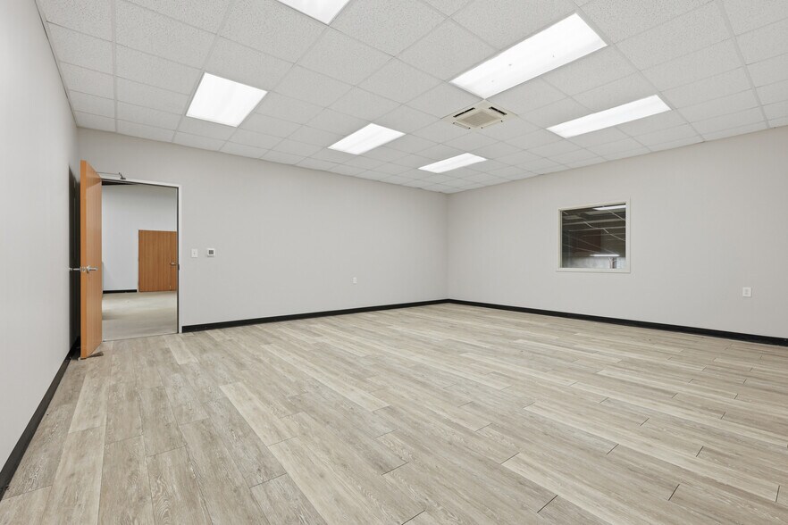 More Photos Of 6305 Beverlyhill St, Houston Warehouse For Sale