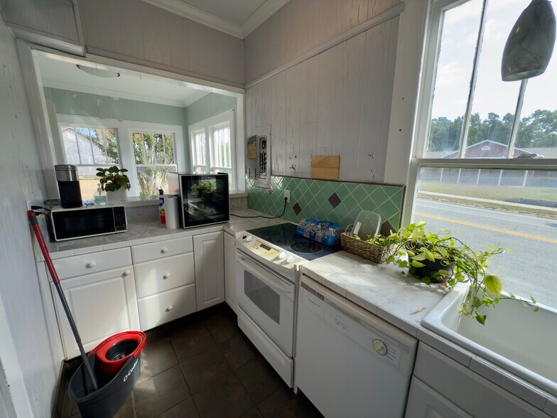 More Photos Of 824 E La Rua St, Pensacola Freestanding For Sale