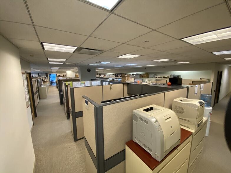 More Photos Of 633 Third Ave, New York Office For Sale