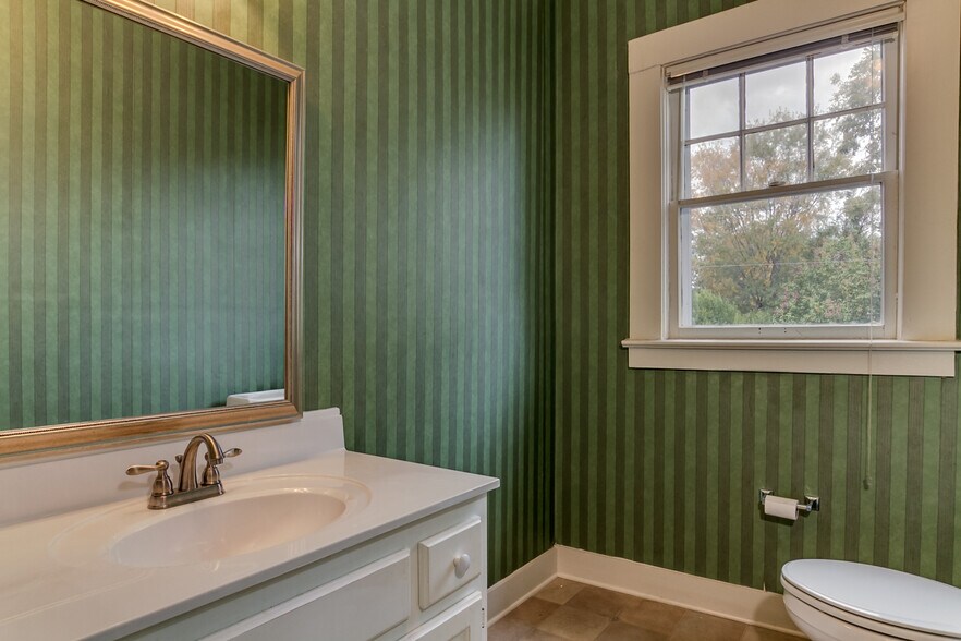 More Photos Of 2606 8th St, Tuscaloosa Office For Sale
