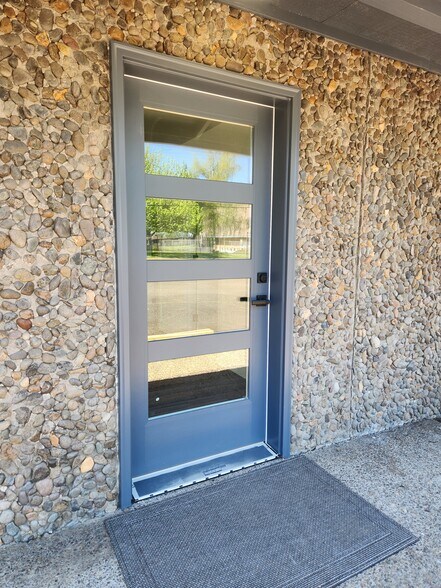 More Photos Of 2115 McDonald, McMinnville Storefront Retail Office For Lease