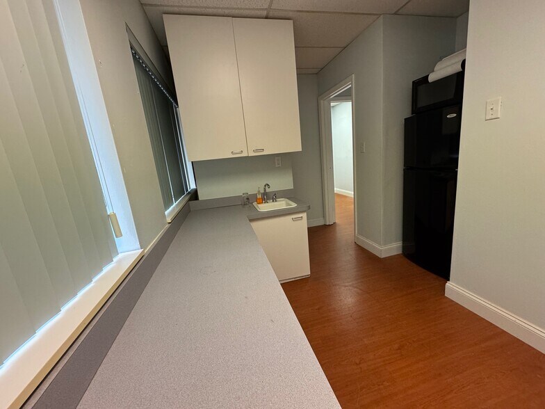 More Photos Of 14378-14390 Woodlake Dr, Town and Country Office For Sale
