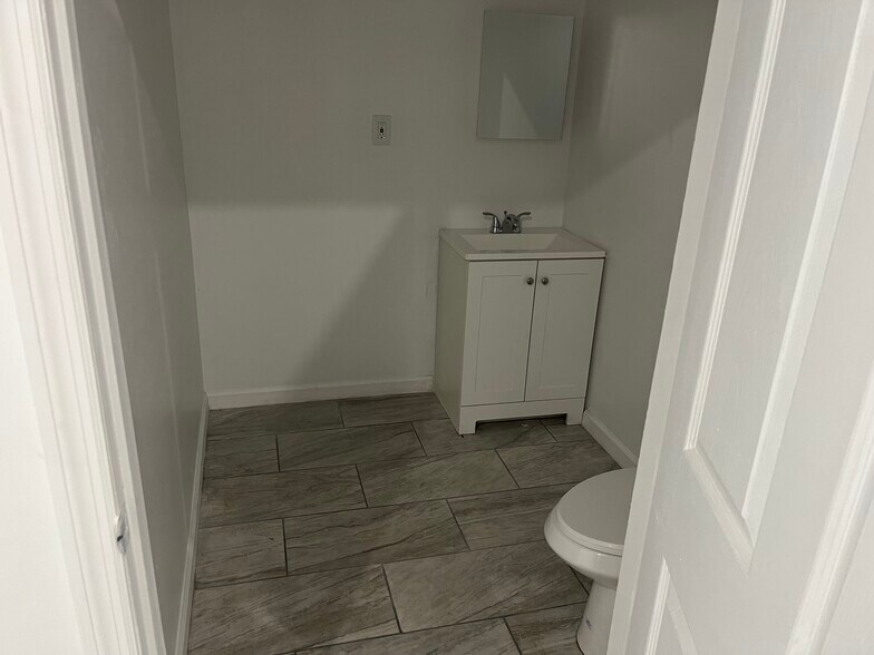 More Photos Of 760 W 28th St, Hialeah Warehouse For Lease