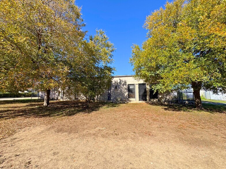 More Photos Of 3311 Roselawn Rd, San Antonio Office For Sale