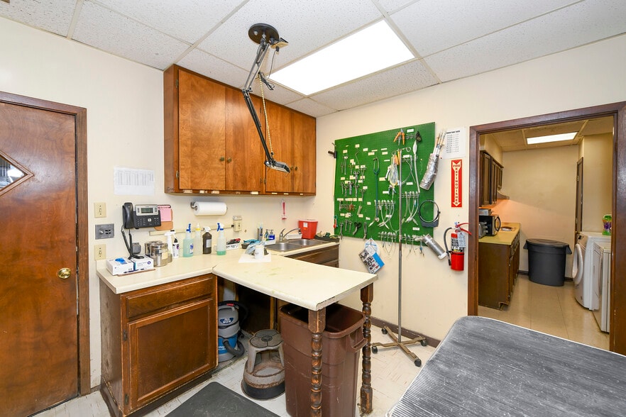 More Photos Of 13039 Nacogdoches Rd, San Antonio Veterinarian Kennel For Sale