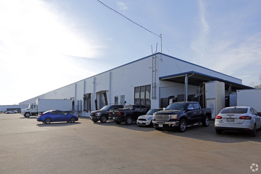 More Photos Of 5848-5884 E Berry St, Fort Worth Unknown For Lease