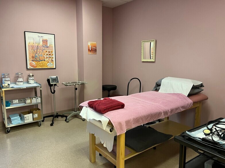 More Photos Of 1407 S County Trl, East Greenwich Medical For Lease