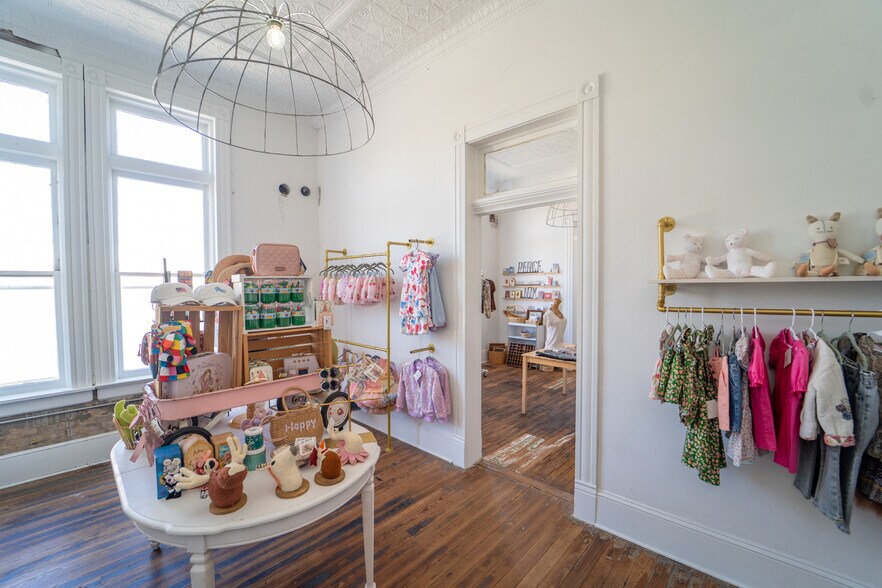 More Photos Of 102 S Main St, Victoria Storefront For Sale