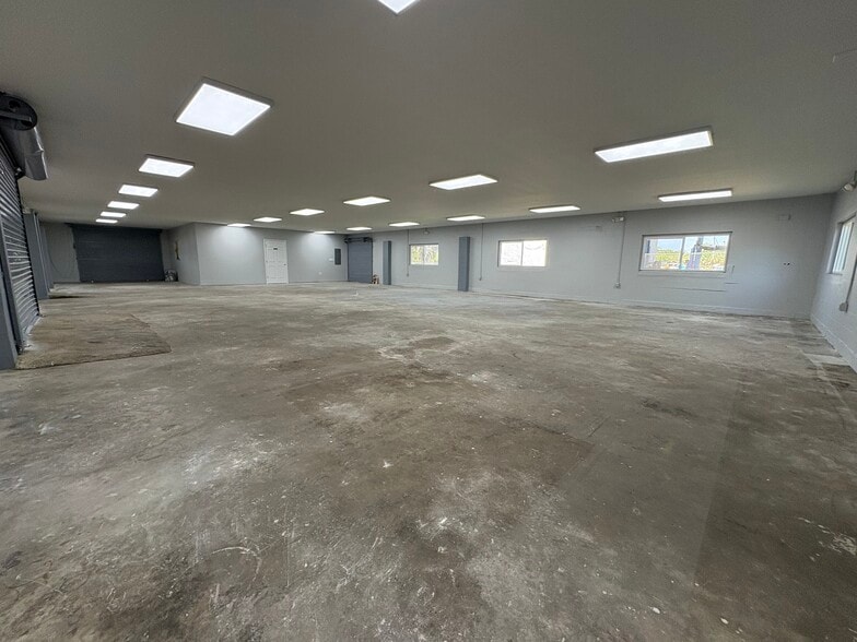 More Photos Of 18252 E Colonial Dr, Orlando Light Distribution For Lease