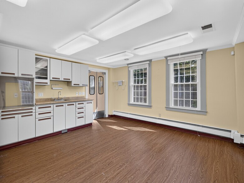 More Photos Of 1721 Saybrook Rd, Haddam Veterinarian Kennel For Sale