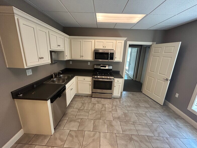 More Photos Of 1602 Tullamore Ave, Bloomington Office For Sale