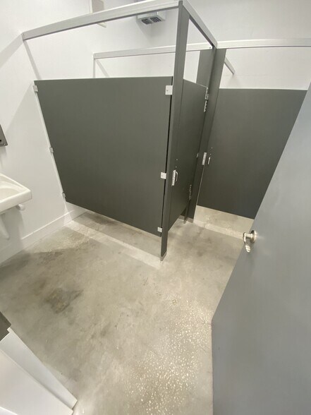 More Photos Of 4310 E Broadway Ave, Tampa Light Distribution For Lease