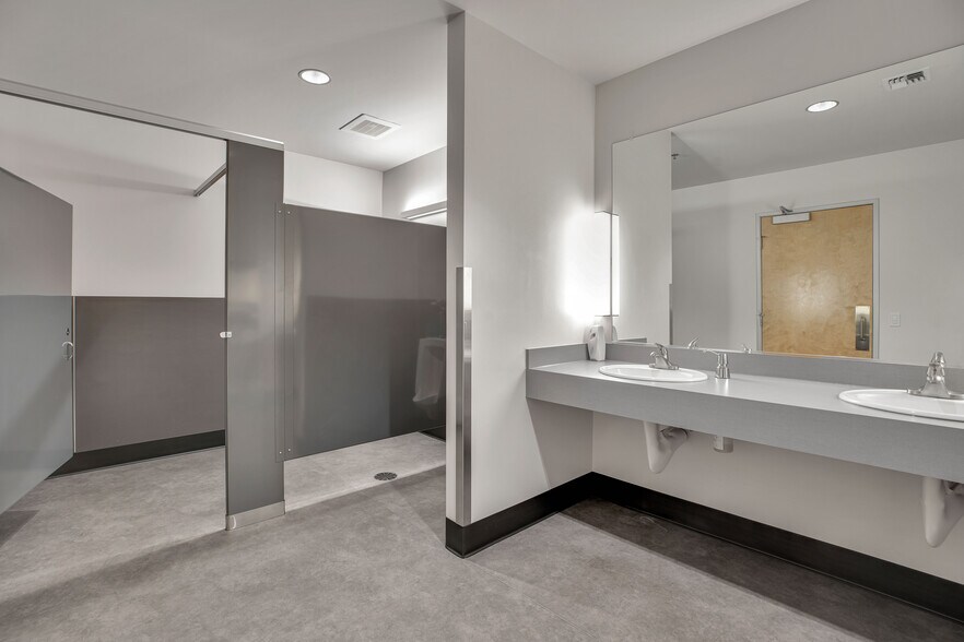 More Photos Of 5504 S 11th St, Ridgefield Distribution For Lease