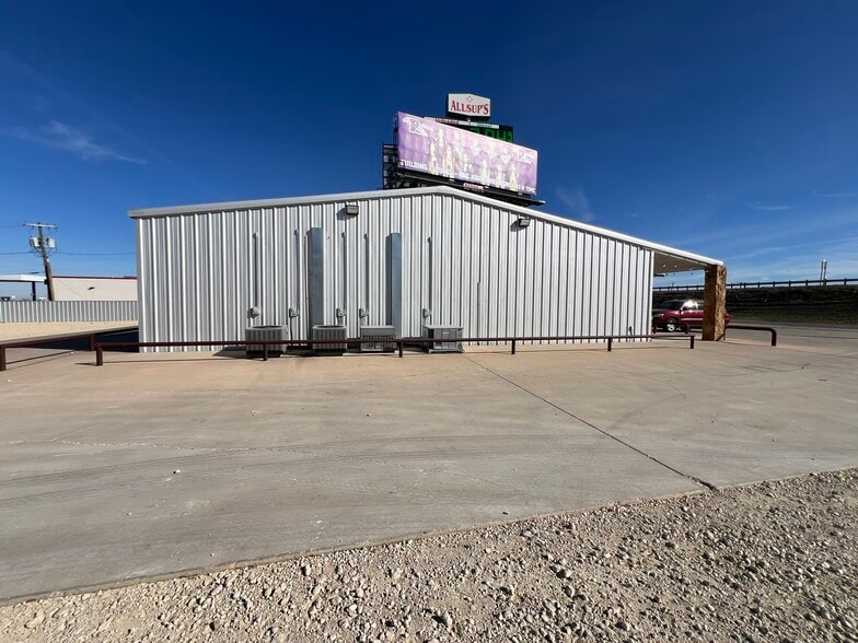 More Photos Of 1061 Cypress St, Roscoe Storefront For Sale