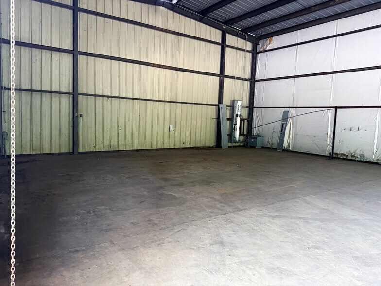 More Photos Of 378 Eastland Rd, Dothan Distribution For Sale