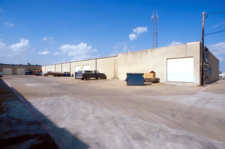 More Photos Of 1408-1410 Summit Ave, Plano Showroom For Lease