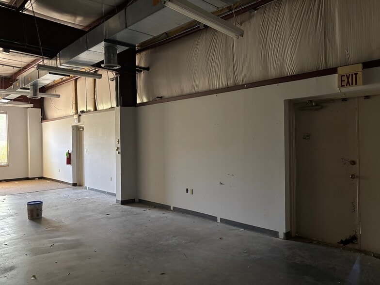 More Photos Of 10427 Cogdill Rd, Knoxville Light Distribution For Lease