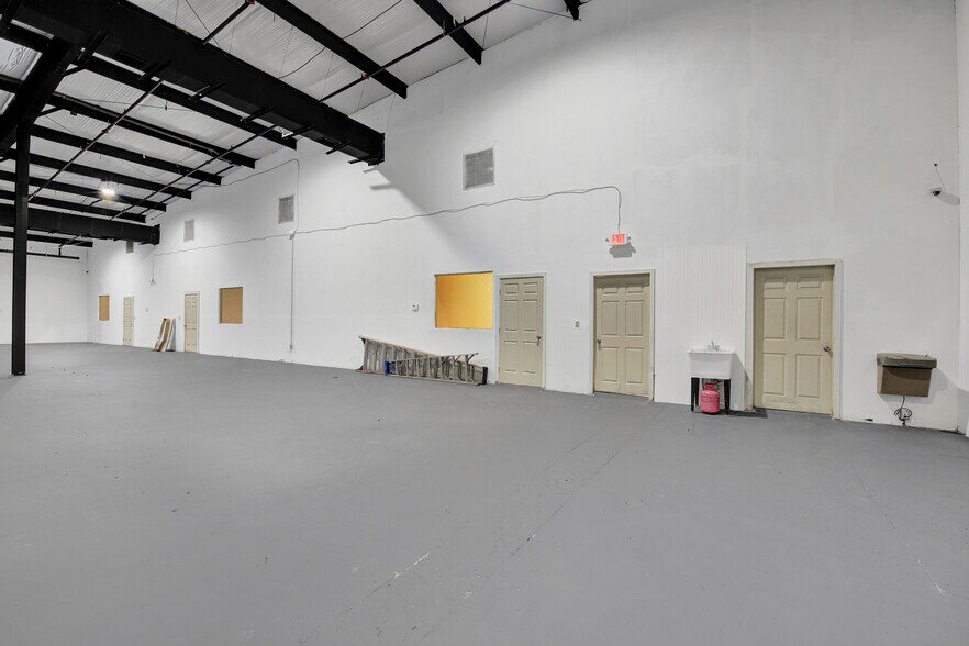 More Photos Of 901 Central Florida Pky, Orlando Warehouse For Lease
