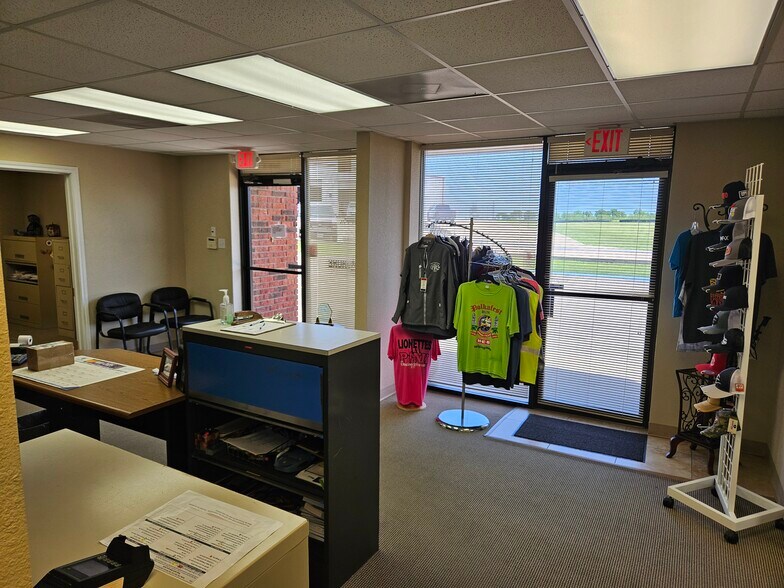 More Photos Of 2604 N Kaufman St, Ennis Flex For Sale