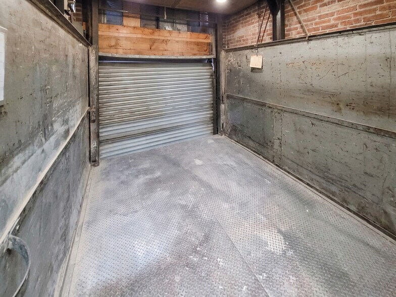 More Photos Of 830 Barry St, Bronx Warehouse For Lease