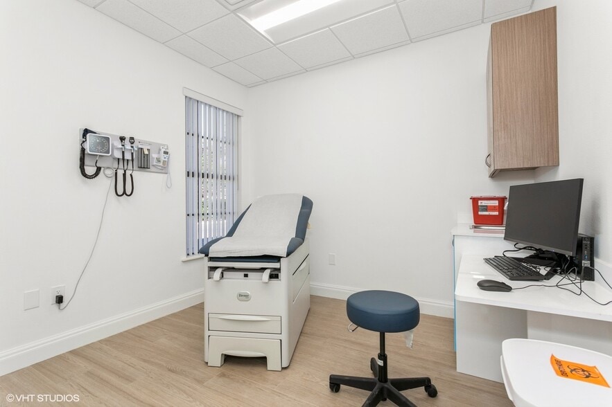 More Photos Of 2520 Tamiami Trl N, Nokomis Medical For Sale