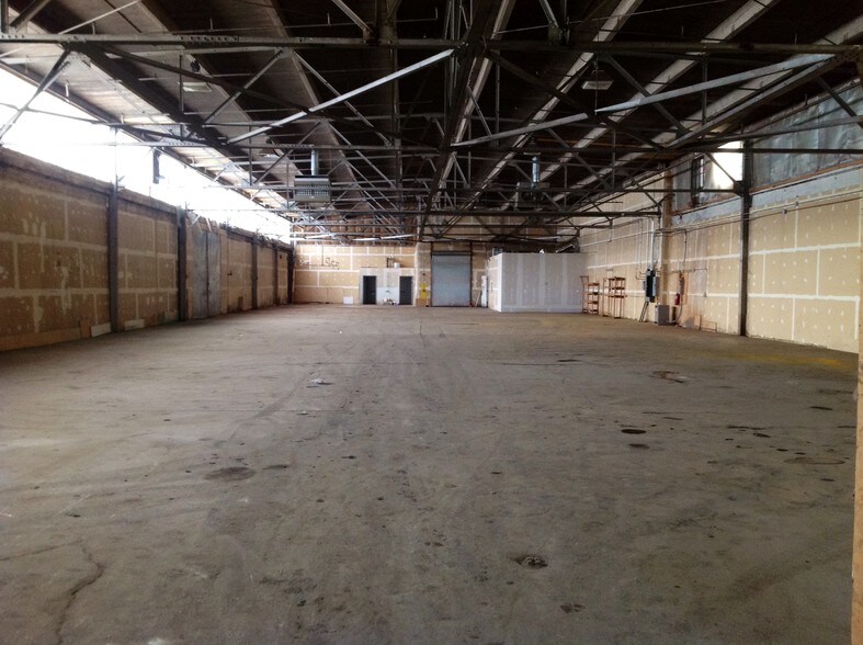 More Photos Of 6801 W 66th Pl, Bedford Park Warehouse For Lease