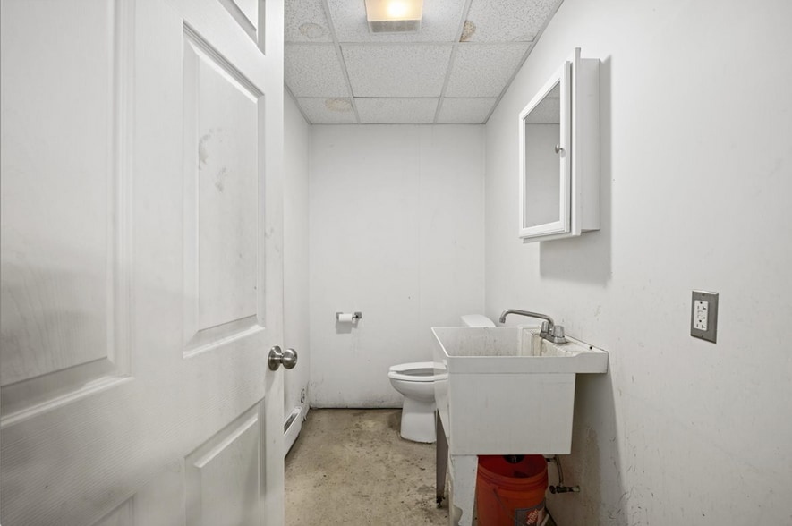 More Photos Of 210 Main St, Leicester Flex For Sale