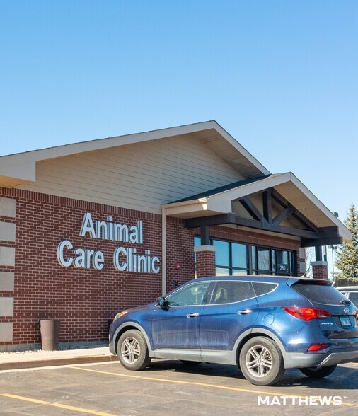 More Photos Of 230 Stonegate Rd, Algonquin Veterinarian Kennel For Sale