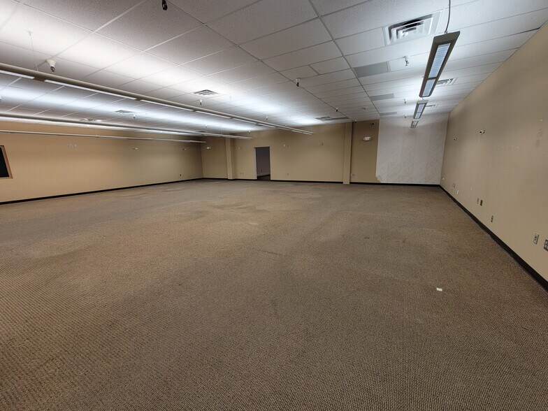 More Photos Of 2101 W 41st St, Sioux Falls General Retail For Lease