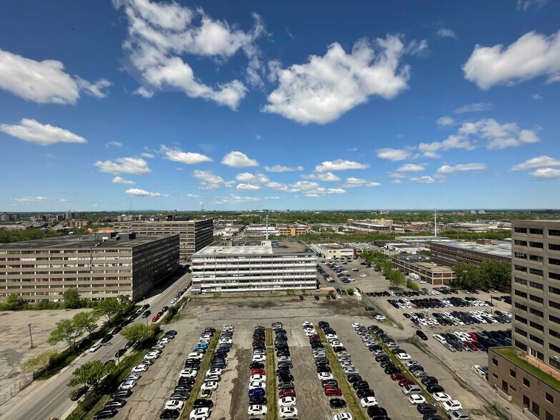 More Photos Of 555 Rue Chabanel O, Montréal Office For Sale