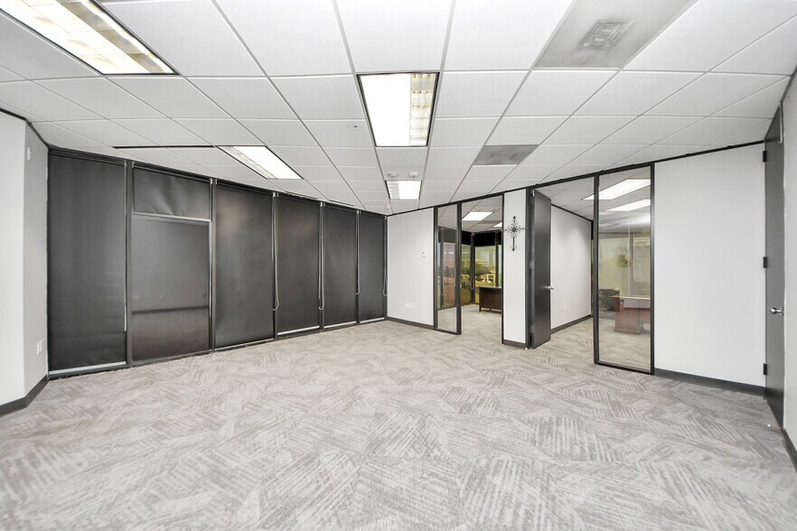 More Photos Of 6100 Corporate Dr, Houston Office For Sale