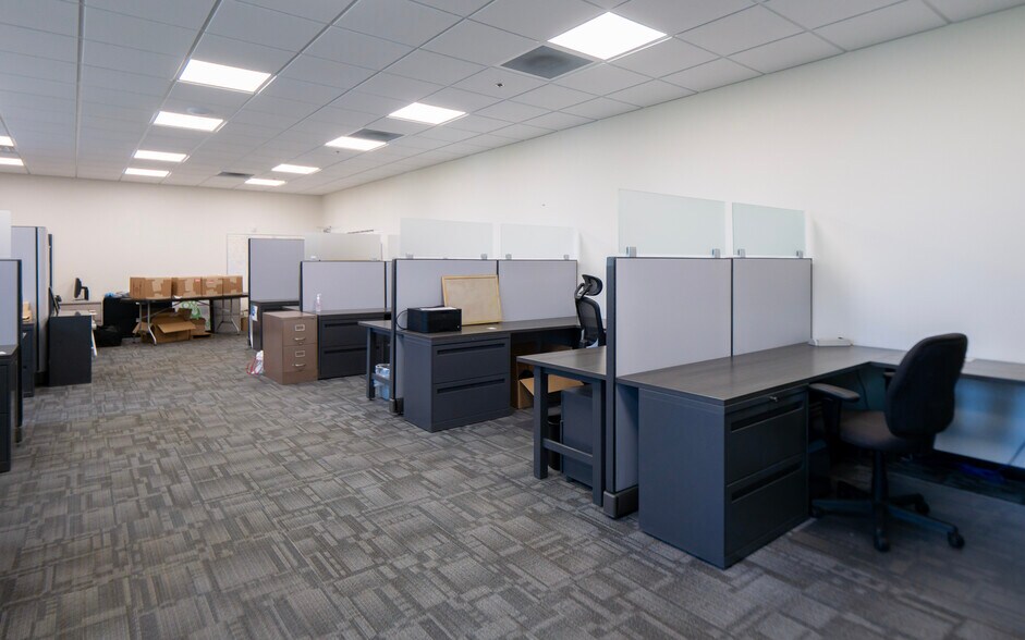 More Photos Of 72 Johnny Cake Hill Rd, Middletown Distribution For Sale