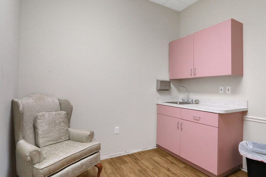 More Photos Of 1540 Business Center Dr, Orange Park Office For Lease