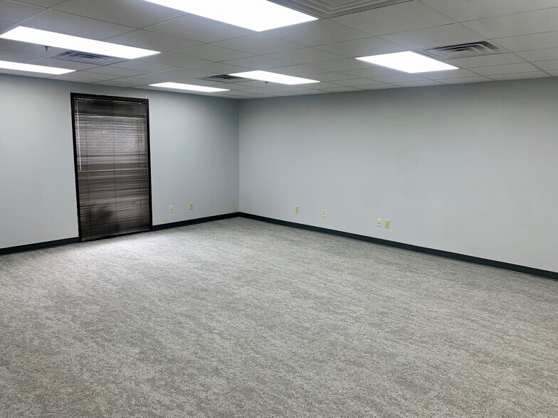 More Photos Of 1590 N Roberts Rd, Kennesaw Warehouse For Lease