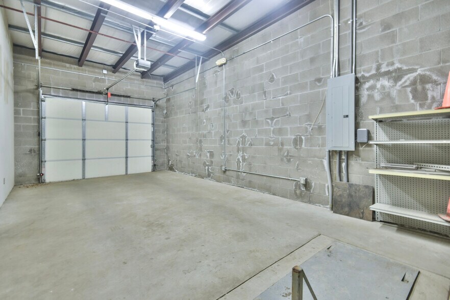 More Photos Of 1401 W Main St, Duncan Flex For Lease