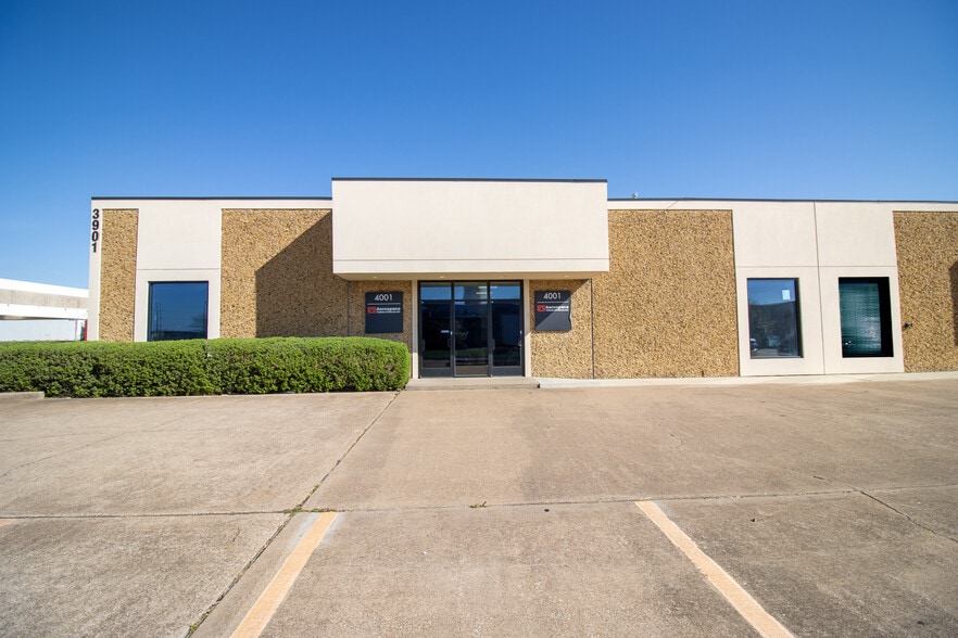 More Photos Of 4001-4009 Lindbergh Dr, Addison Light Manufacturing For Lease