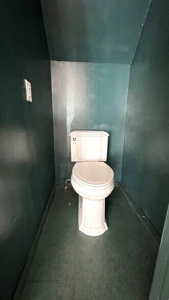 More Photos Of 35 Saint James Pl, New York Storefront Retail Residential For Lease