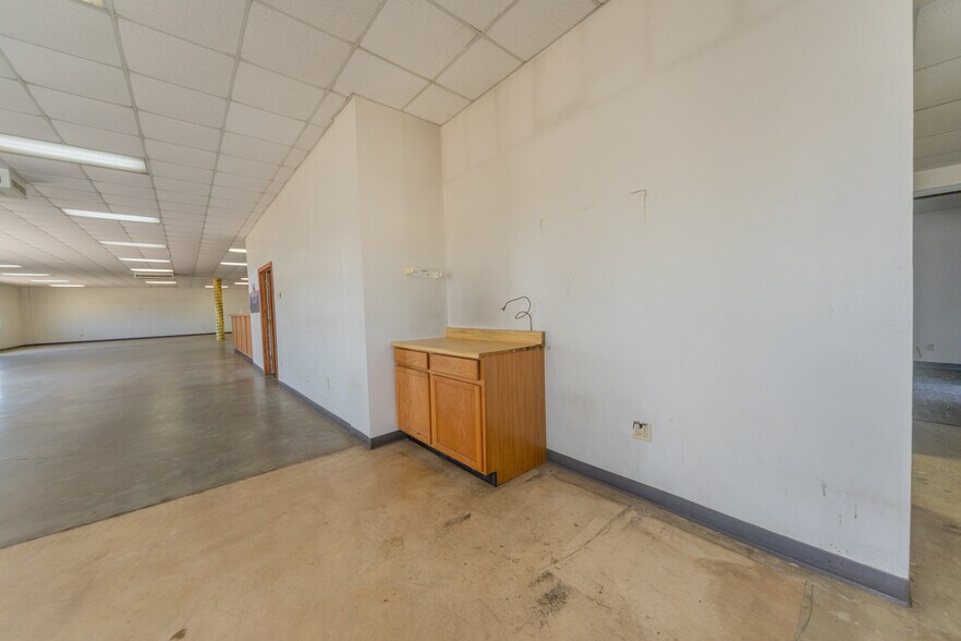 More Photos Of 3700 N 14th St, Ponca City Warehouse For Sale